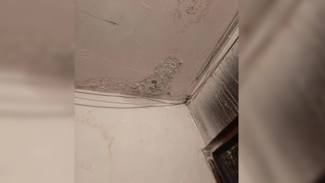 «Вода попала даже в лампу»: талая вода затопила целый этаж МКД в Новосибирске из-за нечищенного снега