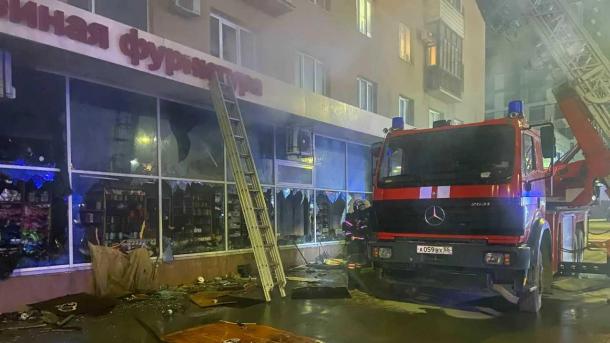 Пожар в омском магазине тканей вынудил эвакуироваться 35 человек
