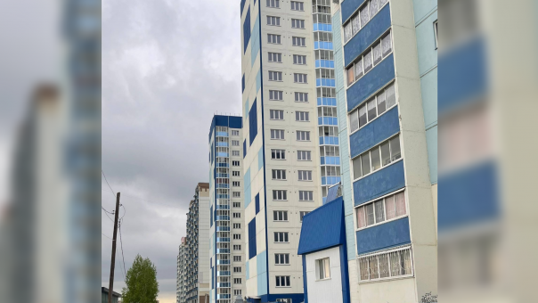 18-этажный дом в Новосибирске накренился на 20 см — обманутые дольщики «Пизанской башни» на Рябиновой готовят обращение к Путину