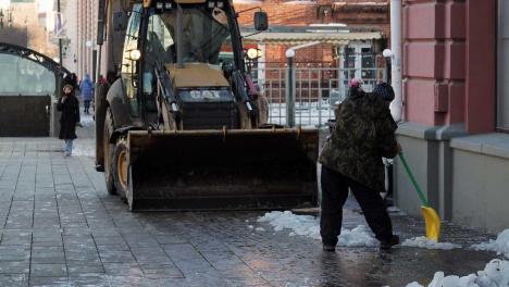 В мэрии Новосибирска назвали приоритетные улицы для вывоза грязного снега