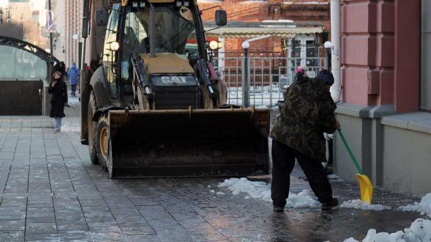 В мэрии Новосибирска назвали приоритетные улицы для вывоза грязного снега