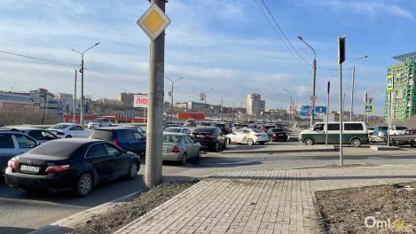 У Фрунзенского моста в Омске частично ограничили движение