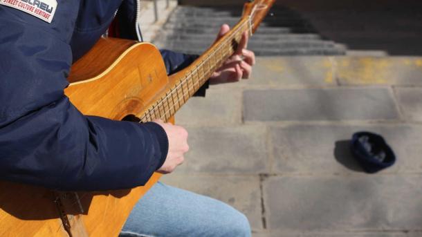 Новосибирский музыкант Сергей Адаменко воссоздал старинный инструмент XVIII века — лирогитару