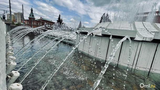 Стихийный фонтан начал бить из дороги в Новосибирске