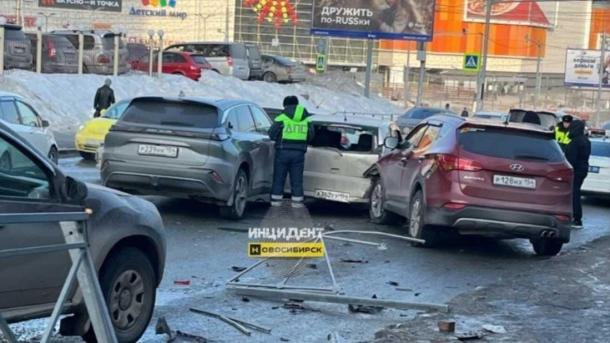 Массовое ДТП в Новосибирске: автомобиль вылетел на тротуар и сбил двух пешеходов