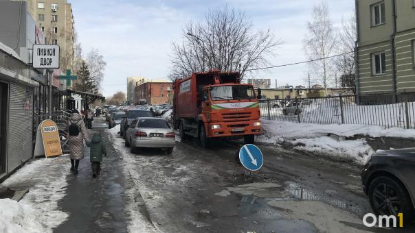 Мусоровозы тонут в снежной каше в Новосибирске