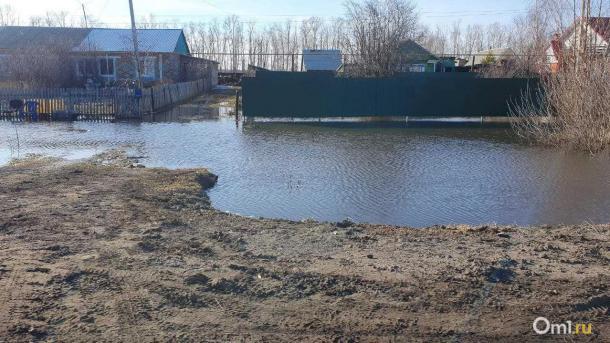 Спасателей вызвали для откачки талой воды в частном секторе Новосибирска