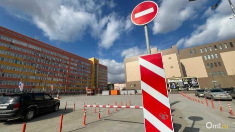 Часть парковки у омского ТЦ «Терминал» сделали платной