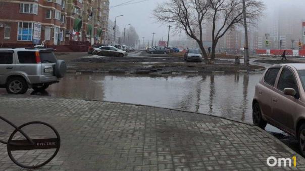 Коммунальщики Новосибирска борются с подтоплением на Ипподромской: троллейбусы пущены в объезд