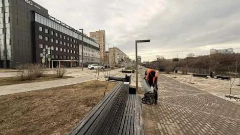 В Омске уборку дорог и остановок ведут в круглосуточном режиме: что уже отмыли?