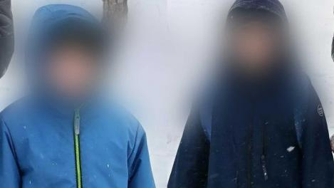 В Омске пропали два маленьких брата: ушли кататься на самокатах и не вернулись