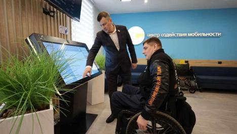 Депутаты «Единой России» проверили, как работает зал для маломобильных пассажиров на ж/д вокзале Омска