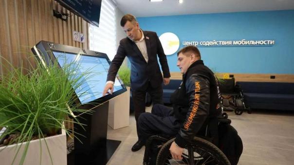 Депутаты «Единой России» проверили, как работает зал для маломобильных пассажиров на ж/д вокзале Омска
