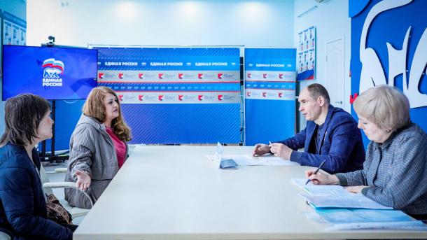 Сенатор Дмитрий Перминов провёл приём граждан в Омске