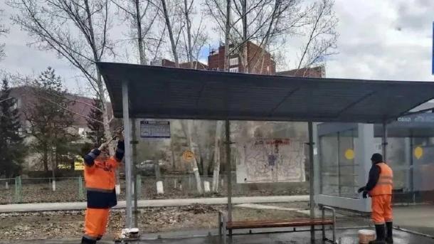 В Омске за сутки отмыли 21 остановку и покрасили ещё шесть