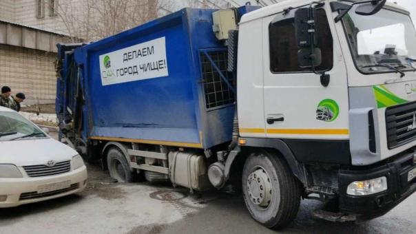 Мусоровоз провалился в асфальт на Октябрьской: Новосибирск тонет