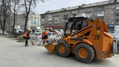 В Новосибирске начали отмывать «джерси» и очищать тротуары от крошки