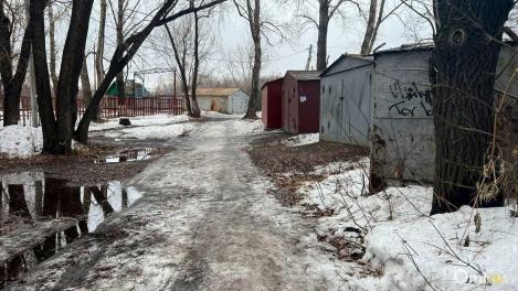 Залез на крышу и не смог спуститься: в Новосибирске спасатели сняли 11-летнего мальчика с гаража