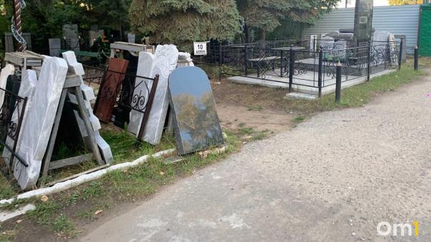 В Называевске вандалы устроили разгром на кладбище