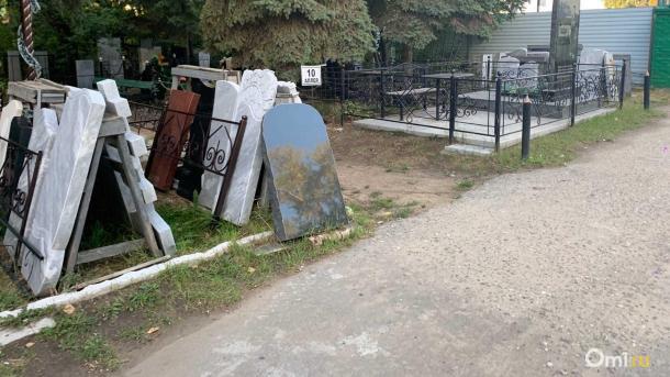 В Называевске вандалы устроили разгром на кладбище