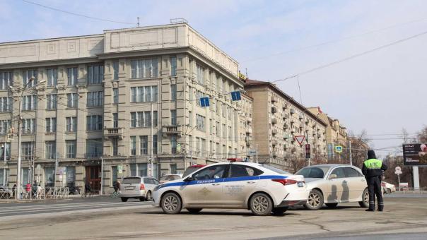 Новосибирских автомобилистов будут штрафовать за номера без флага России