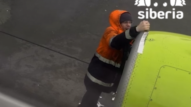 Рабочий заклеил двигатель самолёта скотчем S7: новосибирцы сняли на видео