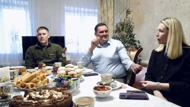 Оксана Фадина встретилась в Крутинском районе с освобождённым из плена бойцом