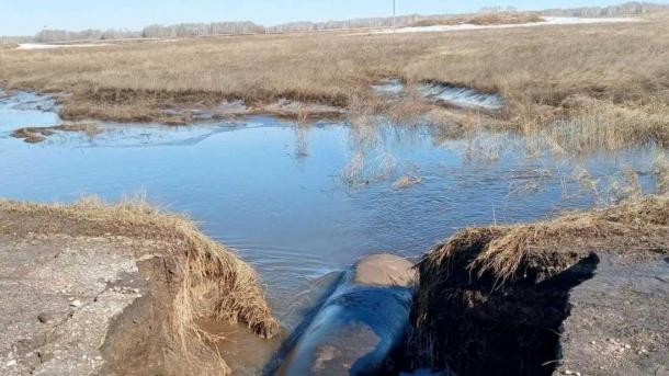 Вода затопила трассу в Доволенском округе под Новосибирском