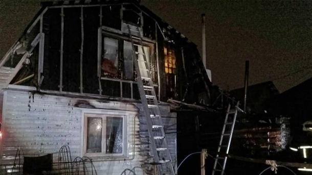 Омич с ожогом попал в больницу после пожара, который тушили 45 спасателей