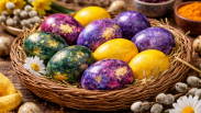 Омичам рассказали, как покрасить яйца к Пасхе: три необычных способа