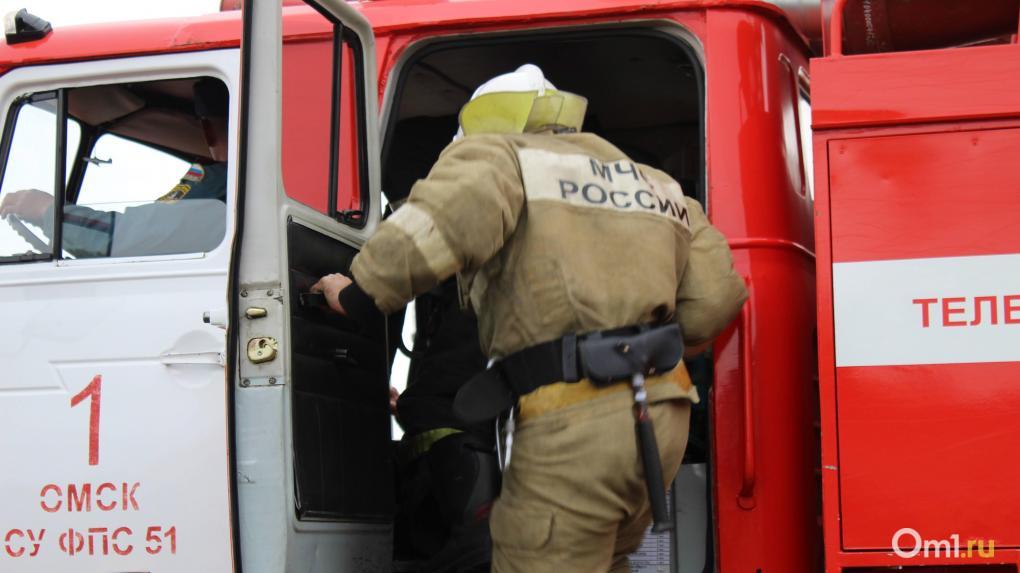 На Масленникова в Омске загорелась квартира: из окна повалил чёрный дым
