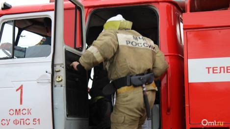 На Масленникова в Омске загорелась квартира: из окна повалил чёрный дым