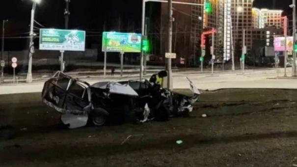Водитель влетел в столб на площади Лыщинского в Новосибирске