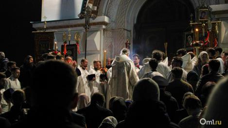 Сотни огоньков: омичи встретили Пасху в Успенском соборе