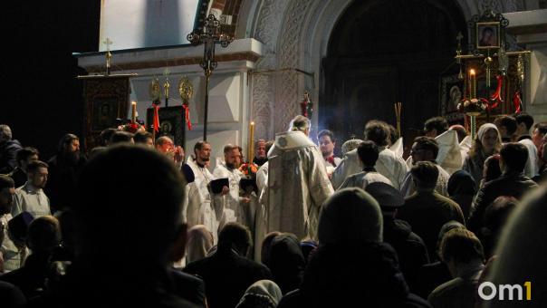 Сотни огоньков: омичи встретили Пасху в Успенском соборе
