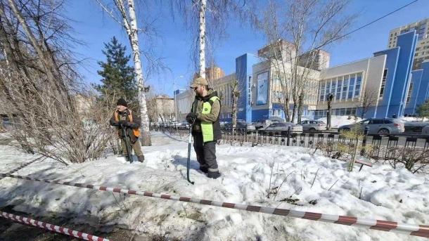 В парках Новосибирска готовят цветники к лету