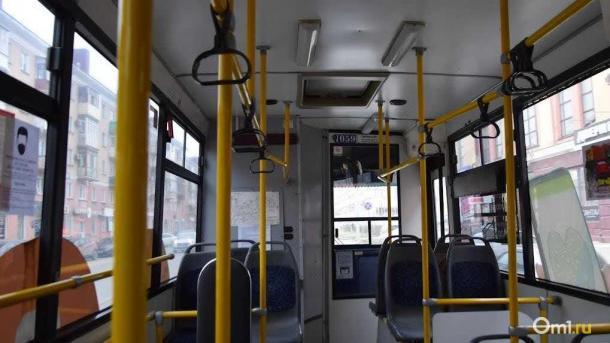 В Омске пассажирка автобуса плевалась в людей и кричала: «Будьте прокляты»