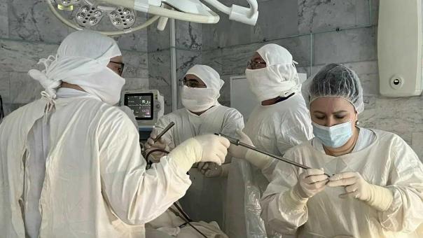 В омском КМХЦ освоили щадящие операции после стажировки врача в Китае