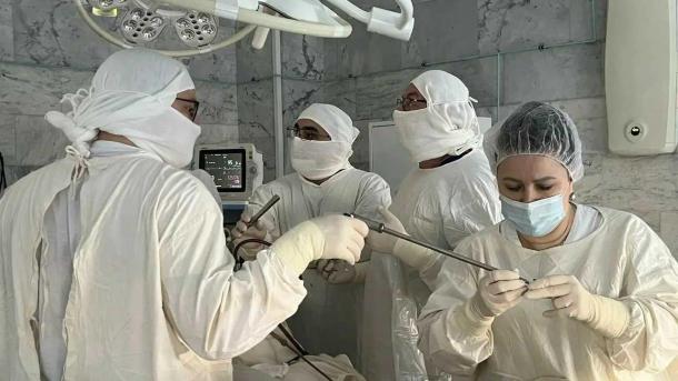 В омском КМХЦ освоили щадящие операции после стажировки врача в Китае