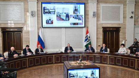 Губернатор Андрей Травников потребовал ужесточить контроль качества дорожных работ и неукоснительно соблюдать требования к подрядчикам