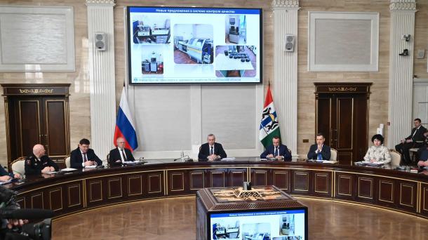 Губернатор Андрей Травников потребовал ужесточить контроль качества дорожных работ и неукоснительно соблюдать требования к подрядчикам