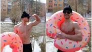 «Виды шикарные, вода холодновата»: новосибирец-качок принял ванну в луже Тимирязевского сквера