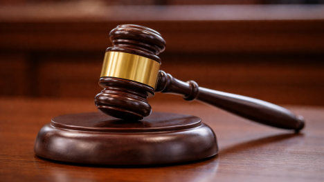 Водительские права за миллион: в Новосибирске полицейского и работника автошколы поймали на взятках