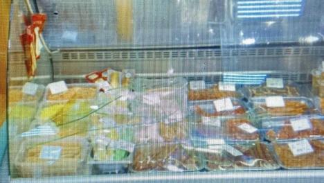 «Порублю топором»: в новосибирском пивбаре дебошир разбил витрину, а его друзья угрожали бойцам ГБР