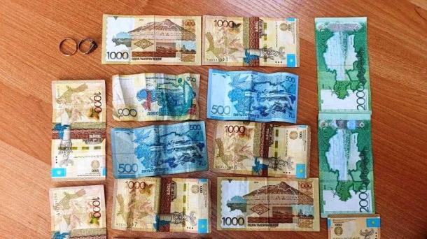 Омичка сбежала от знакомого через окно, украв у него золото и тенге