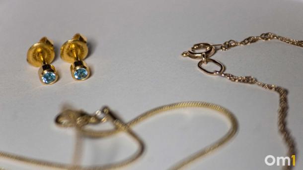 Целительница заставила омичку закопать золото на кладбище и обманула на 400 тысяч рублей