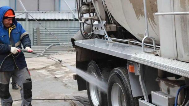 Новосибирских застройщиков предупредили о наказании за пыль на дорогах