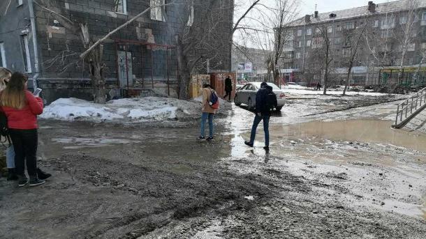 «Идёшь и не знаешь, где провалишься»: весенний Новосибирск глазами корреспондента