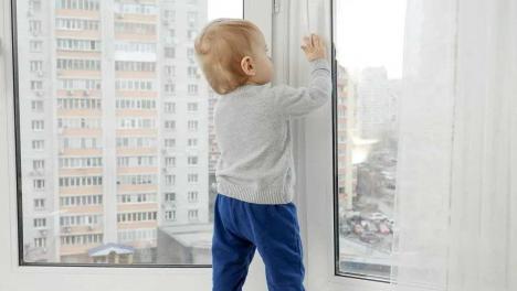 В 2025 году 40 % падений детей из окон закончились смертью в Омской области