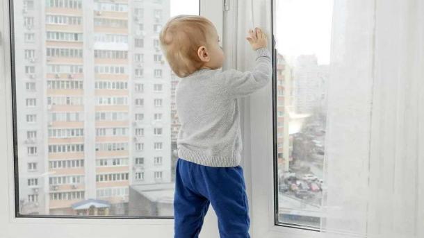 В 2025 году 40 % падений детей из окон закончились смертью в Омской области